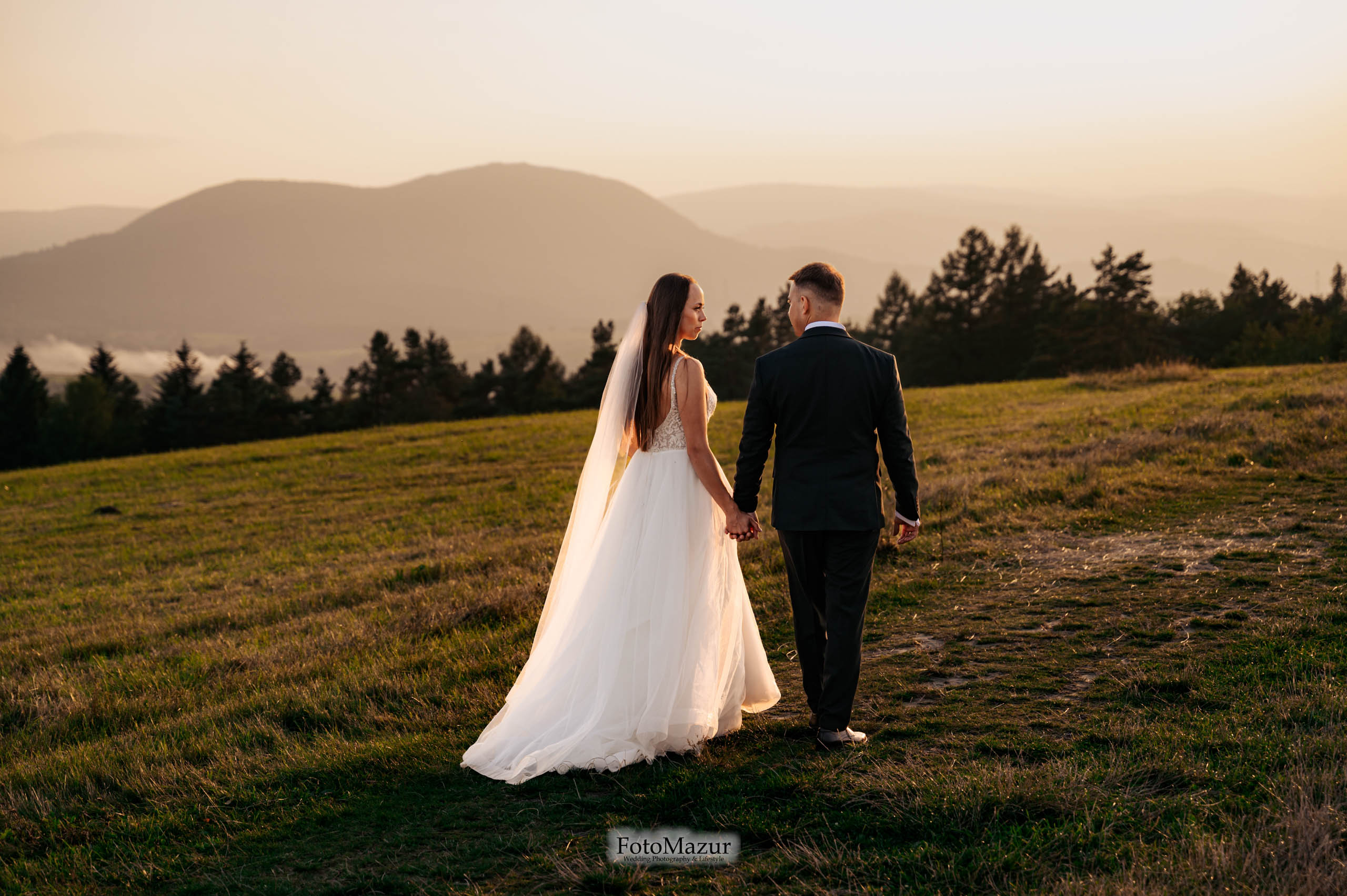 Para młoda na spacerze na polanie na tle gór, Fotografia ślubna w plenerze Jasło