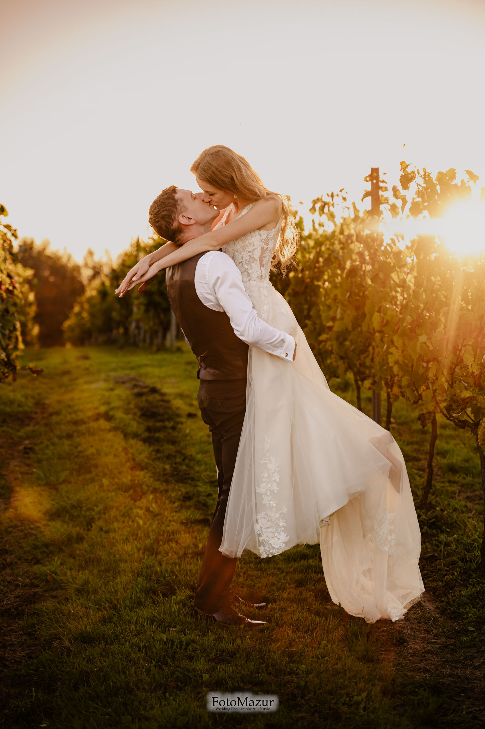 Sesja ślubna w okolicy Jasła i Krosna - plener w winnicy - Pan Młody podnoszący Pannę Młodą.